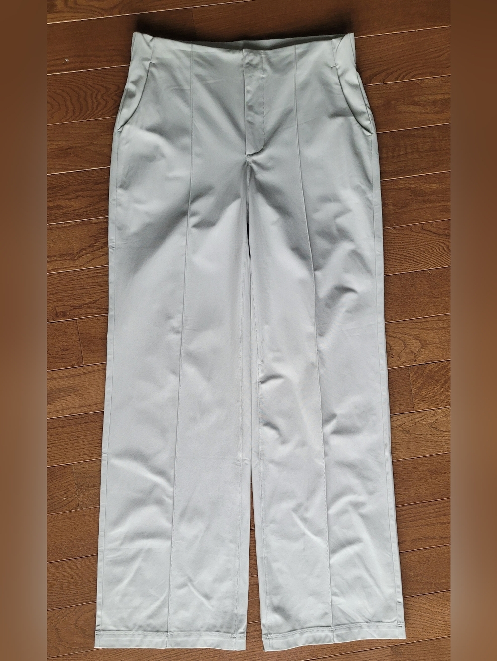 Vuori Women's Light Gray Meta Wide Leg High-Rise Pant. Size: S